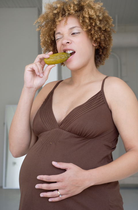 Eine Frau hat während der Schwangerschaft einen gesteigerten Appetit