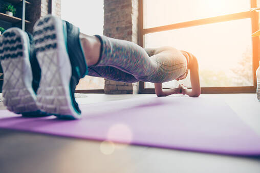 Ist die Planke effektiver als Crunches? Wie übt man sie richtig?