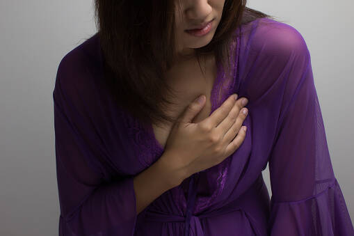 Wie kommt es zu Brustschmerzen? Die wichtigsten und auch weniger häufige Ursachen