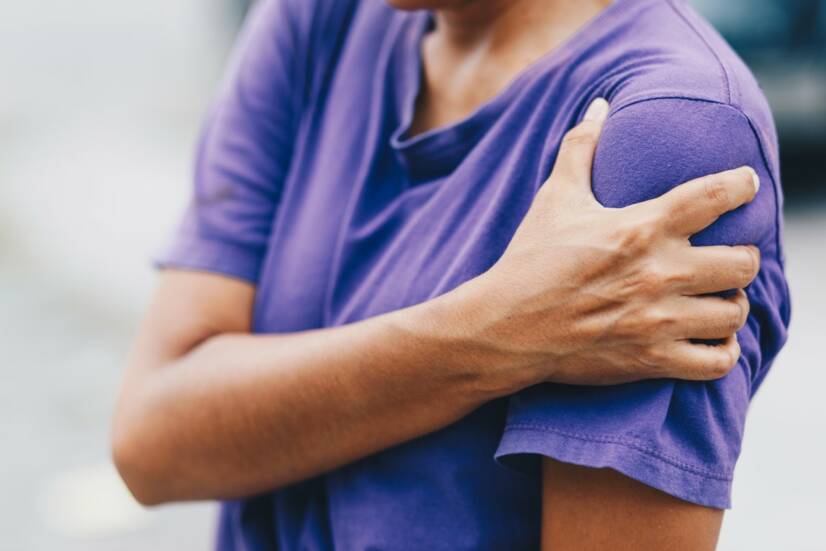 Was bedeutet der Schmerz, der in den Schulter ausstrahlt? Ist das ein ernstes Symptom?