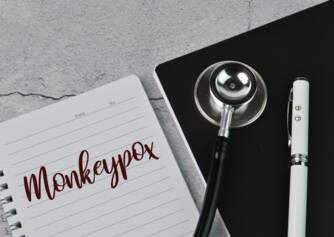Affenpocken: Symptome und Übertragung + Warum tritt sie auf?