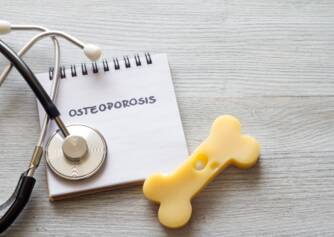 OSTEOPOROSE: Wenn die Knochen schwächer werden und die Behandlung schwierig ist: Ursachen, Symptome und Folgen + Tipps zur Prävention.