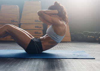 Wie kann man am Bauch, an den Hüften oder an den Oberschenkeln schnell abnehmen? Ist das ohne Sport möglich?