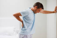Spondyloarthritis: Schmerzen bei Entzündung der Wirbelsäule, der Gelenke, der Armen und Beinen?