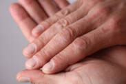Wie pflegt man die Hände? 3 Schritte: waschen, desinfizieren, eincremen