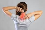 Was verursacht Schmerzen in den Muskeln der Halswirbelsäule? + 5 Entspannungsübungen für zu Hause