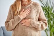 FAKT: Die 6 häufigsten Ursachen für Brustschmerzen. 8x sofortige Hilfe