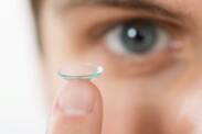 Kontaktlinsen und Kontaktlinsentypen: Wie wählt man sie aus und wie pflegt man sie?