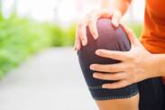 Wasser im Knie und Schwellungen: Was sind die Hauptursachen? Was hilft bei der Behandlung?
