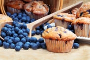 Gesundes Rezept für Blaubeer-Muffins mit Banane und Hüttenkäse