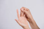 Was ist die Ursache für Schmerzen, die bis in die Finger oder Zehen ausstrahlen?