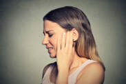 Ausfluss aus dem Ohr - gelb, dunkel, blutig oder eitrig? Ursachen kennen