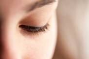 Rötung, Juckreiz und Schwellung der Augenlider aufgrund von Reizungen und Entzündungen - Ursachen und Behandlung