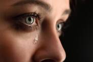 Verstärkte Tränenbildung: Was sind die Ursachen und welche weiteren Symptome können auftreten?
